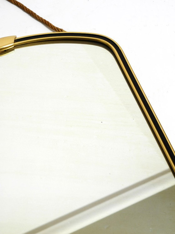 Image 1 of Bellissimo piccolo specchio da parete in ottone di metà secolo con cinturino intrecciato