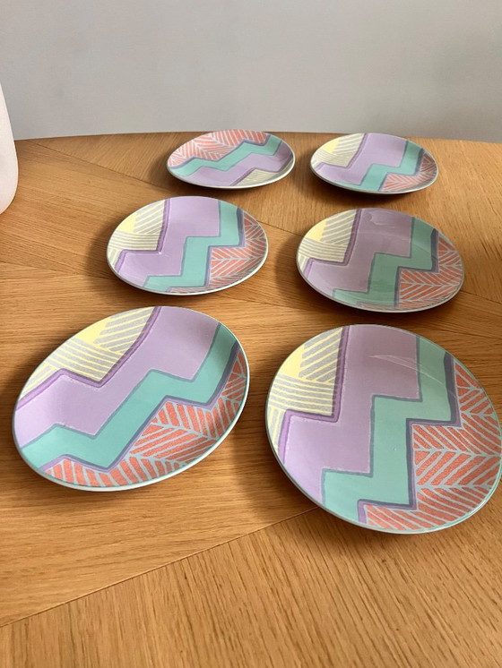 Image 1 of 6 Frühstücksteller im Memphis-Stil, pastellfarben, Art déco