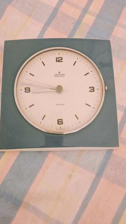 ÉTAT DU MUSÉE : Horloge murale Junghans ATO-MAT en état de marche – Céramique pétrole – Années 1960