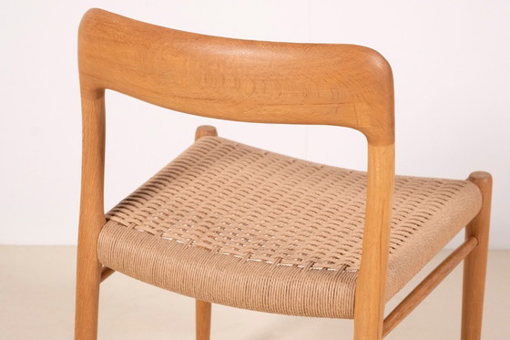 Image 1 of 8x Niels Møller Modelo 75 en roble, década de 1960, Dinamarca