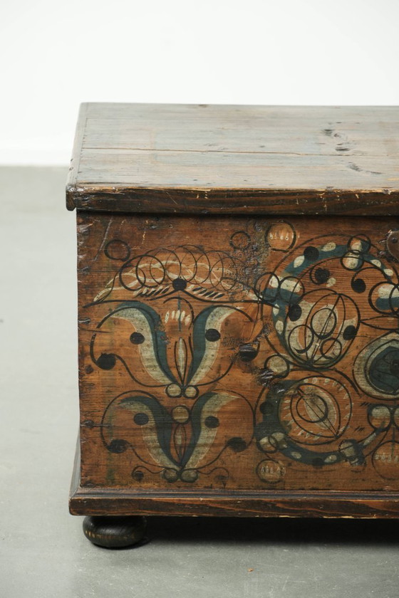 Image 1 of Subtiele en Decoratieve Met de Hand Beschilderde Antieke Oostenrijkse Bruid Kist Met Karakter