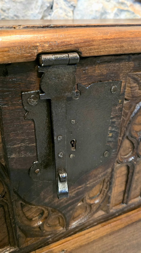 Image 1 of 18e-eeuwse massief eikenhouten gotische kist, Frankrijk
