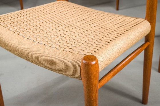 Image 1 of Chaises de salle à manger danoises en teck, modèle 75, par Niels Møller, années 1960, lot de 8