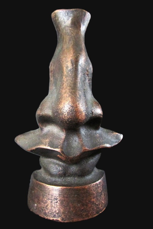 Sculptuur van een neus, bruin metaal