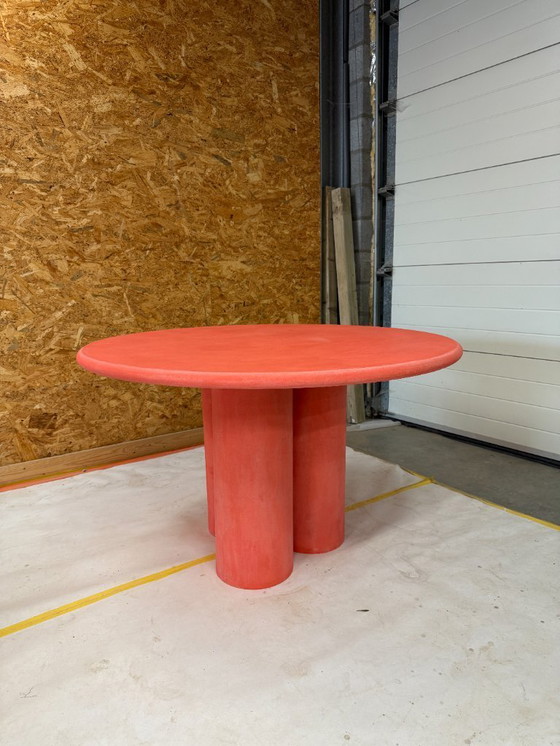 Image 1 of Table ronde en Mortex couleur corail - avec 3 pieds dia 120cm