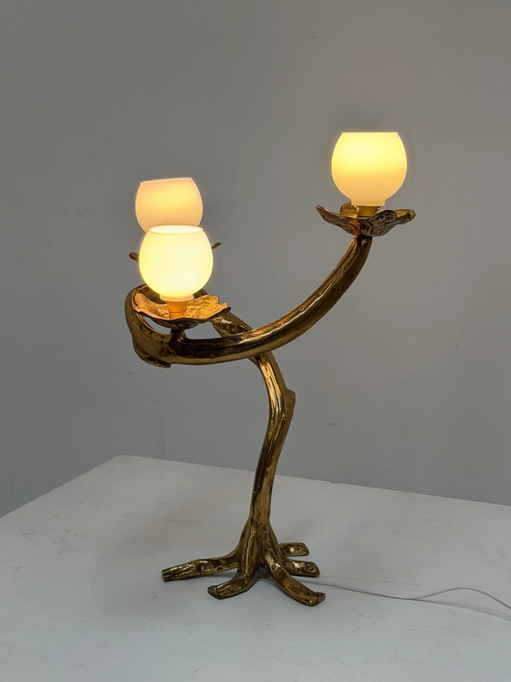 Lampada da tavolo scultorea in bronzo con tre paralumi in vetro opalino – 66 cm – Lampade da tavolo (photo 3 of 5)