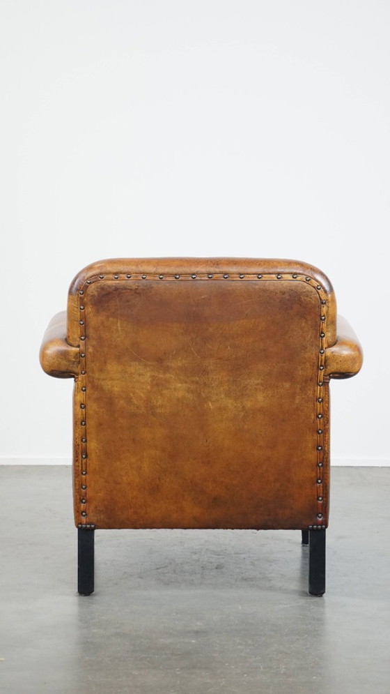 Image 1 of Sillón de diseño Art Déco en buen estado, con un acabado elegante y ribetes negros.