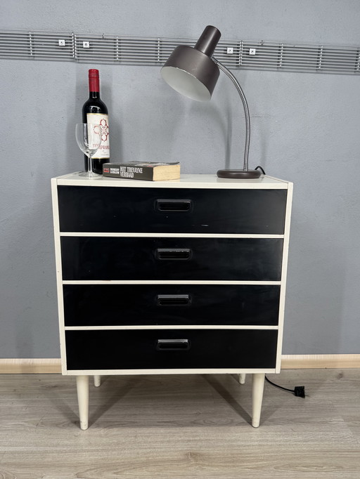 Vintage ladekast in zwart-wit contrast
