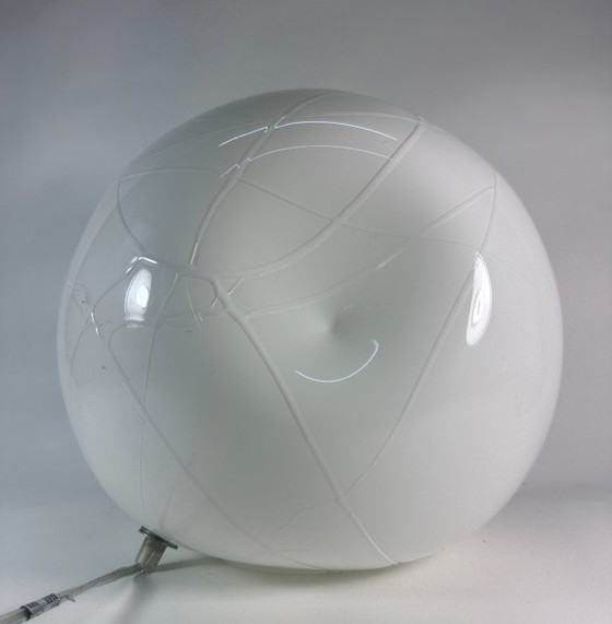 Image 1 of Vandeheg tafellamp – wit opaalglas met aders – Ø 30 cm – modern design