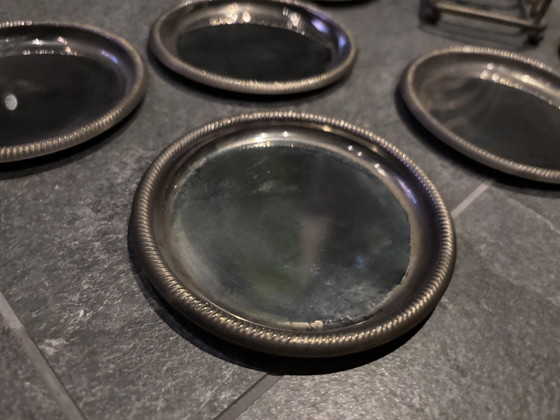Image 1 of Vintage flessenonderzetters met houder – set van 6 – zilverkleurig