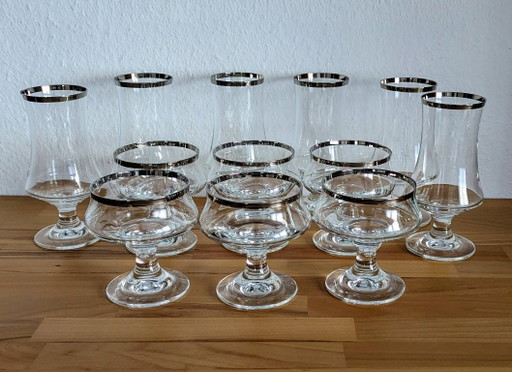 12-delige glasset met zilveren rand, cocktailglazen en biertulpen. – glazen karaffen