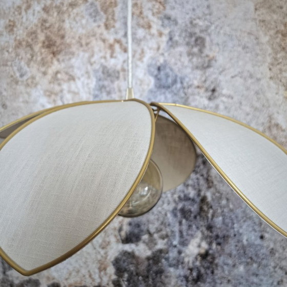 Image 1 of Hängeleuchte Blume, Modell Lotus, Struktur aus goldfarbenem Metall, 6 Blütenblätter aus Stoff (Farbe anpassbar)