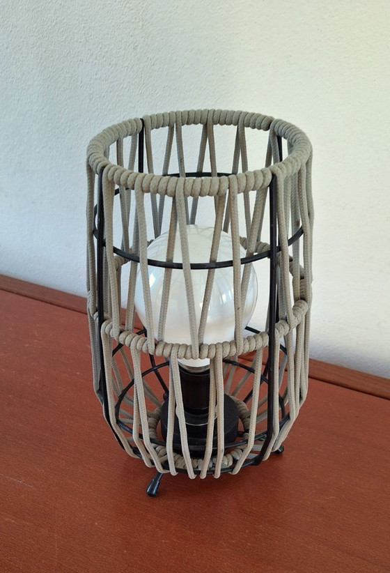 Image 1 of Lampada da tavolo, Rivisitazione, lampada da tavolo a corda, unica, in metallo a 5 anelli