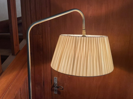 Mid-Century, draaibare Vloerlamp met geïntegreerde bijzettafel, jaren 60 – Vloerlampen, Messing (photo 36 of 37)