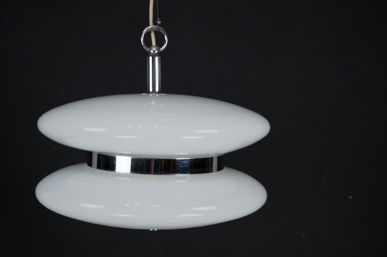 Image 1 of Grote kroonluchter van wit Murano-glas uit het midden van de 20e eeuw, vervaardigd door Vistosi. Jaren 70.