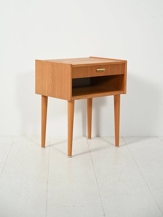 Image 1 of Table de chevet vintage scandinave avec poignée en laiton