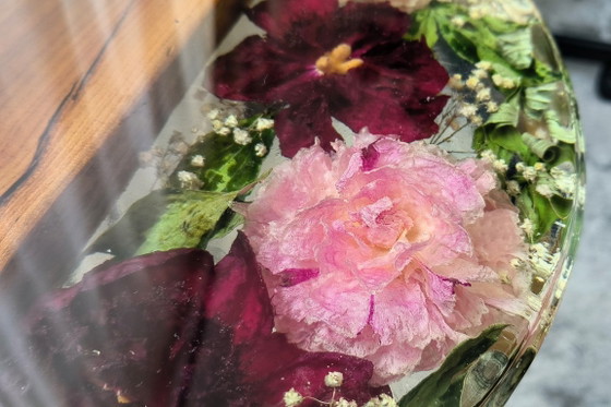 Image 1 of Handgemaakte bijzettafel met bloemenmotief van hars en amandelhout | Pioenrozen geconserveerd in epoxyhars