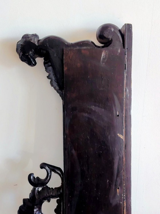Image 1 of Panneau ancien en bois sculpté représentant un chérubin.