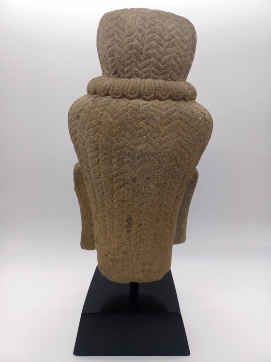 Image 1 of Scultura di una testa della dea chiamata Uma in pietra di Angkor, arte Khmer
