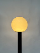 Zwarte Woja Holland Space Age vloerlamp met opalen bol – vintage uit de jaren 70/80