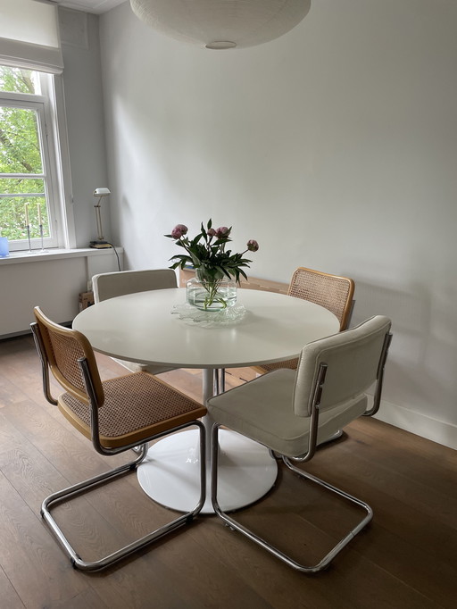Tulpentafel Eero Saarinen zum Verwechseln ähnlich