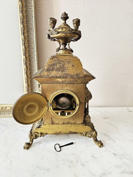 Image 1 of Grote Napoleon III-klok uit de 19e eeuw, 45 cm, 8 kg, brons en tin, met leeuwen en bustes, compleet met sleutel