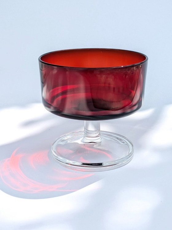 Image 1 of 4 x Sherbet Cups von Luminarc | Rote Stielgläser aus der Jahrhundertmitte für Eis, Desserts oder Cocktails