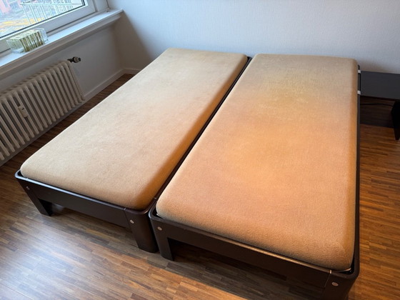 Image 1 of Deux lits simples Auping avec sommier réglable et table de chevet