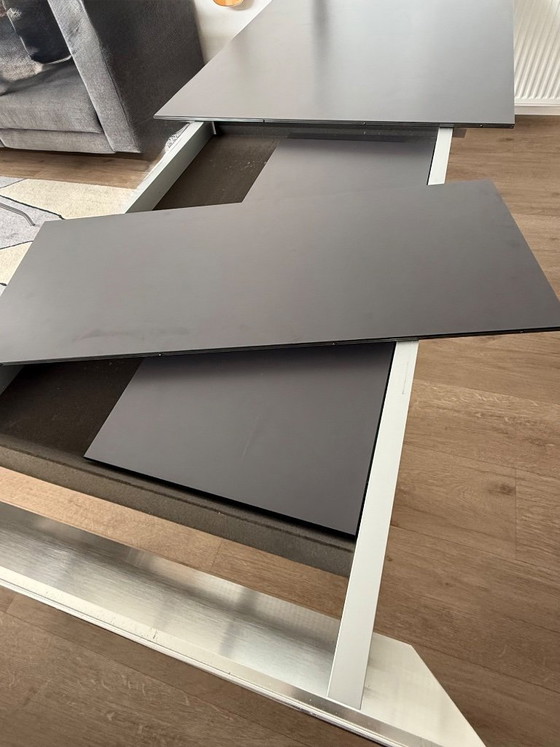 Image 1 of Zu verkaufen: Geräumiger und flexibler Designer-Esstisch