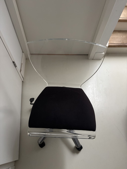 Chaise exclusive en plexiglas