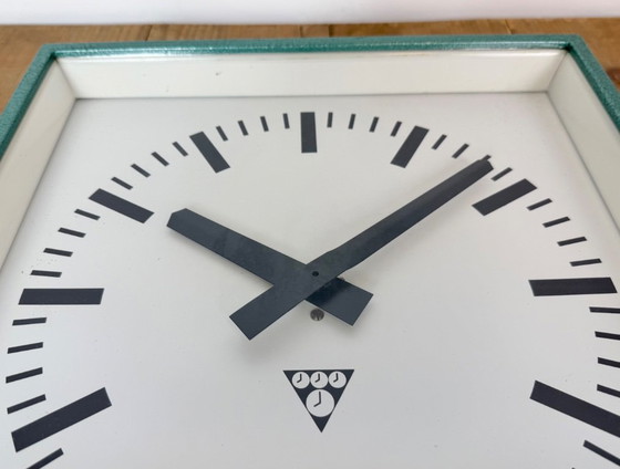 Horloge murale carrée industrielle verte de Pragotron, années 1970 – Pendules, Glass, Iron (photo 10 of 16)