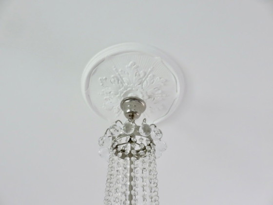 Image 1 of Lámpara de araña de globo aerostático con una cesta de gotas de cristal.