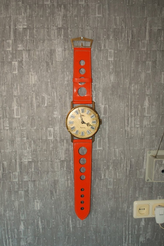 Image 1 of Orologio da parete retrò di metà secolo, formato XXL arancione, stile Pop Art anni '70, prodotto da Arctos.
