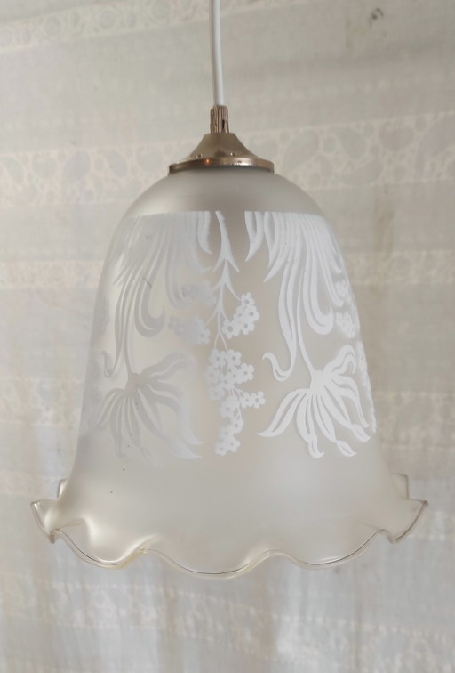 Bolvormige hanglamp van gezeefdrukt glas met bloemmotieven - midden 20e eeuw