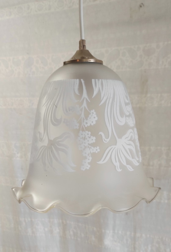 Image 1 of Bolvormige hanglamp van gezeefdrukt glas met bloemmotieven - midden 20e eeuw