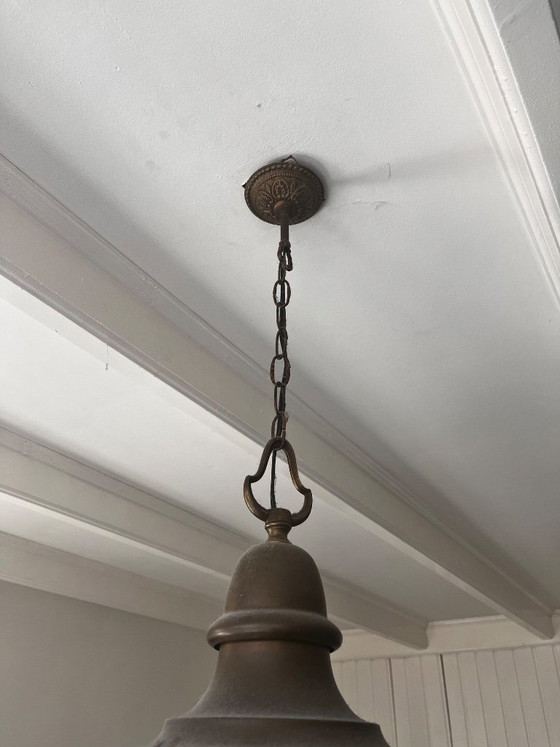 Große Art-Deco-Lampe (Schullampe) – Opalmilchglas und Messing mit mäanderförmigem Rand (Ø 40 cm) (photo 6 of 6)