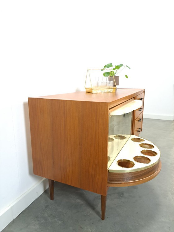 Image 1 of Aparador enchapado con barra giratoria y cajones, mueble bar