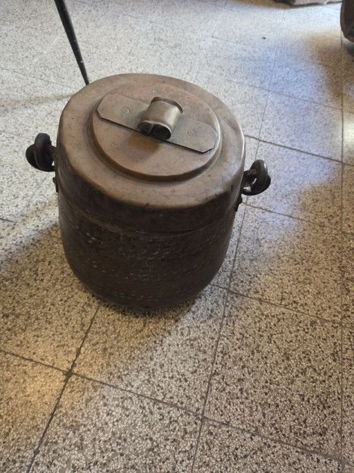 Antieke koperen container met deksel en ijzeren handgrepen – rustiek vintage