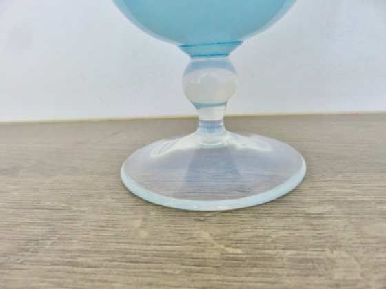 Image 1 of Vaso in vetro opalino azzurro pallido, in vetro opalescente. Anni '60-'70. Francia.