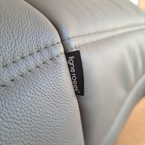 Image 1 of Original Ligne Roset Togo Ledersofa, mittelgroß, 2-Sitzer mit Armlehnen und Hocker in grauem Leder