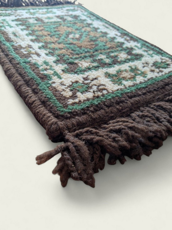 Image 1 of Zeldzame vintage tafelloper in oosterse/etnische stijl – 24 × 40 cm – bruin, beige & groen