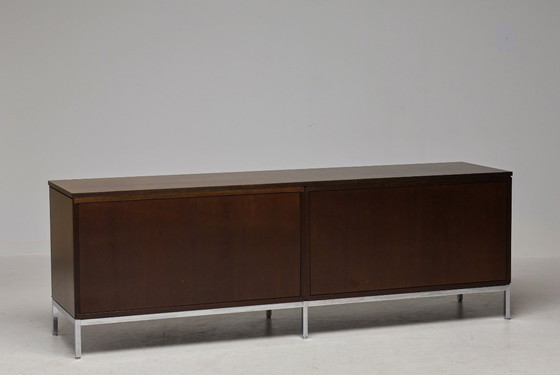 Image 1 of Florence Knoll Sideboard aus Walnussholz, Mid-Century Modern, Aufbewahrungsmöbel für Vorstandssitzungsräume