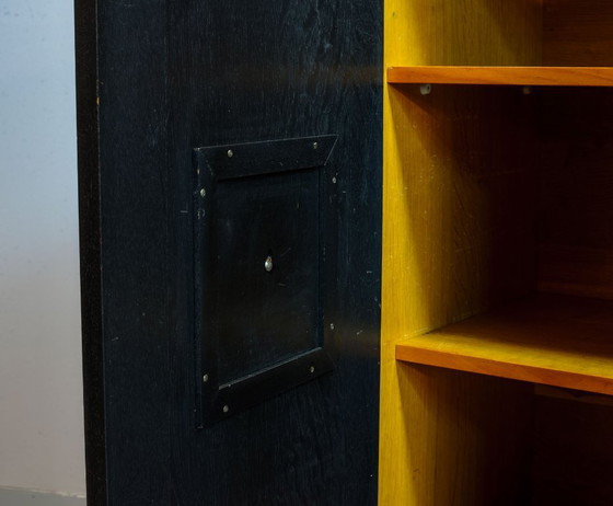 Image 1 of Groot, brutalistisch highboard in De Coene-stijl uit het midden van de 20e eeuw, zwart met rode accenten. België, jaren 60.