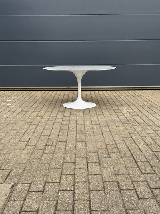 Image 1 of Originele ronde Knoll Tulip eettafel (137cm) Carrara marmer