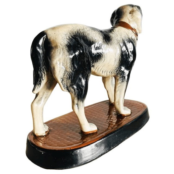 Image 1 of Sculpture vintage en céramique représentant un chien de chasse, sur un piédestal, années 1960.