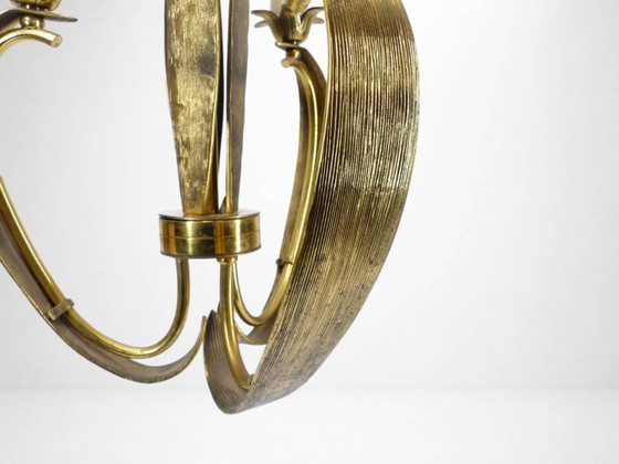 Image 1 of Lámpara de araña de tres brazos en latón dorado, con motivos de follaje y volutas, estilo Art Déco, circa 1950.