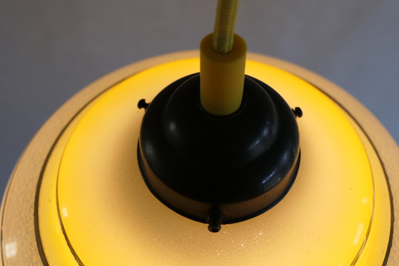 Image 1 of Schitterend Geel Gedecoreerd Glazen Hanglampje Met Authentieke Bakelieten Fitting