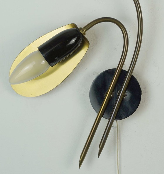 Image 1 of paar wandlampen uit de jaren 50 in mid-century stijl, gemaakt van messing en zwart metaal.