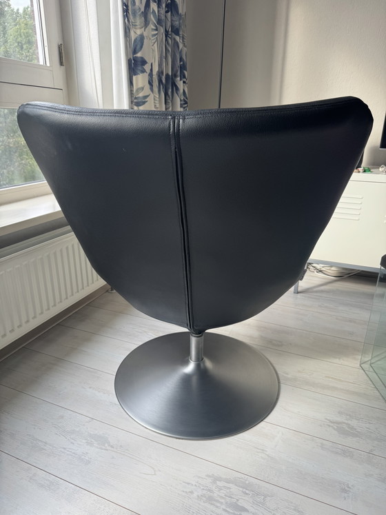 Sillón giratorio de cuero negro – Sillas giratorias, Leather (photo 3 of 5)