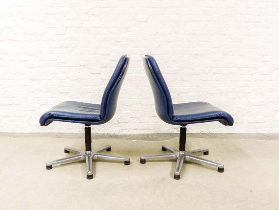 Image 1 of Hoogwaardige Sitag directiestoel uit het midden van de 20e eeuw, bekleed met oceaanblauw leer. Zwitserland, jaren 70.